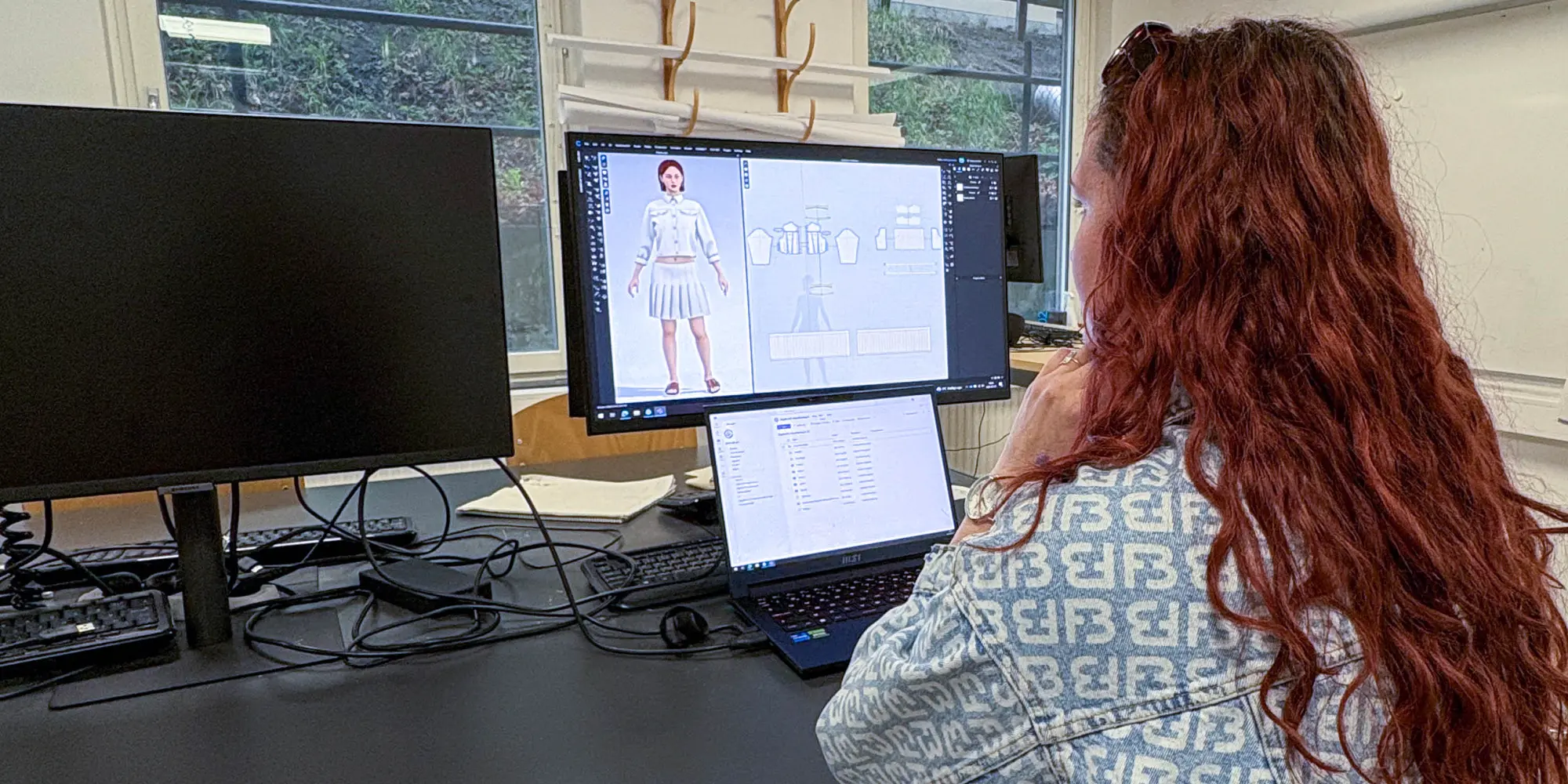 Studerande framför dator